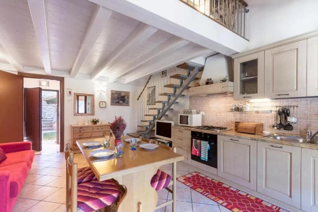 Casa Vacanze Rosalba Ferrara di Monte Baldo Exterior foto
